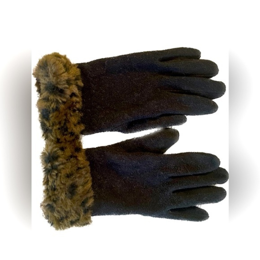 Ladies gloves with leopard accent